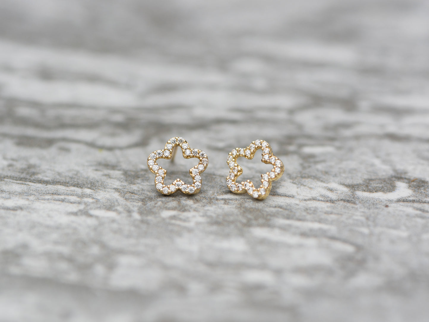 14K Solid Gold Hollow Flower 14K Floral stud earring