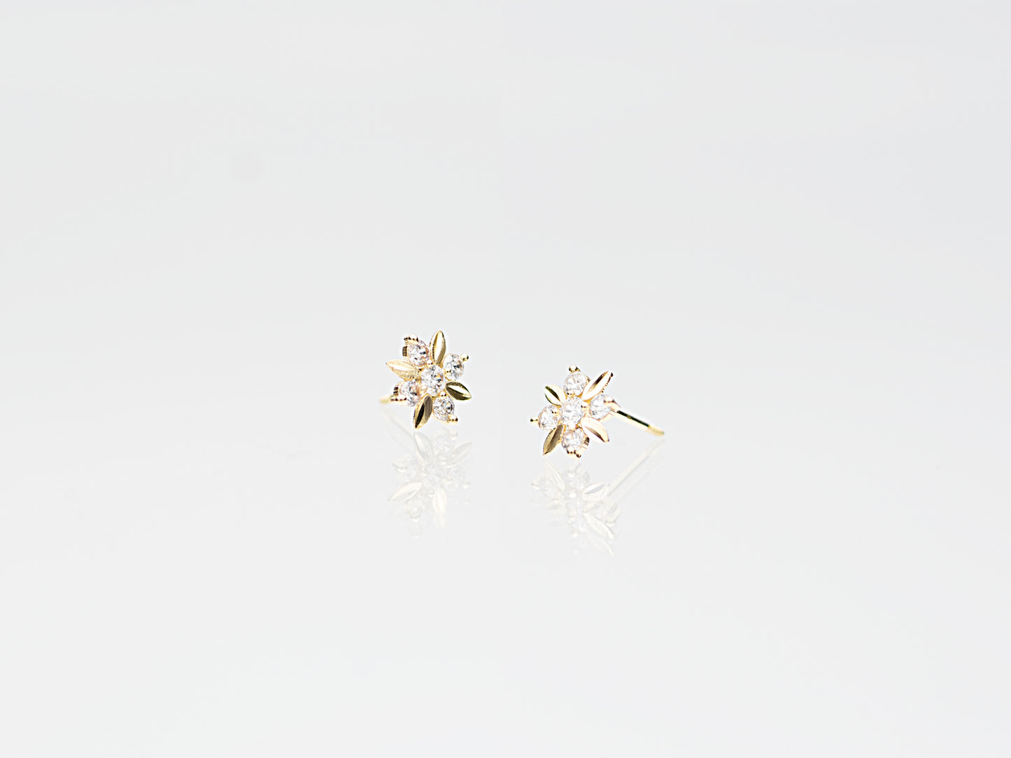 14K solid gold snowflake stud