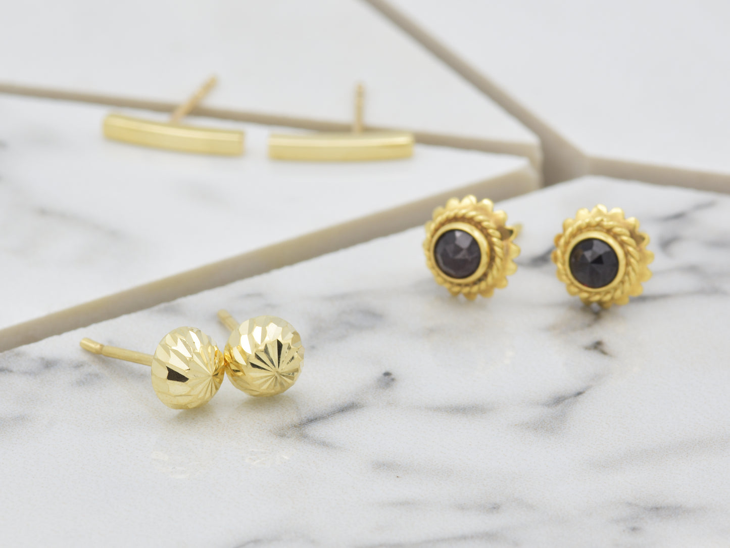 14K Solid gold stud with diamond cut